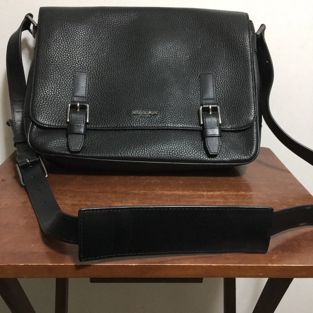 Michael Kors Men’s Bryant Pebble Leather Messenger Bag - Picture 7 of 13